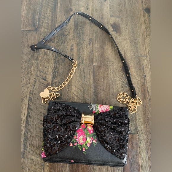 Betsey Johnson Handbags - Betsey jhonson crossbody